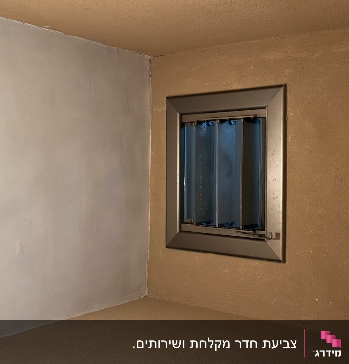 קיר צבוע בלבן ליד חלון קטן
